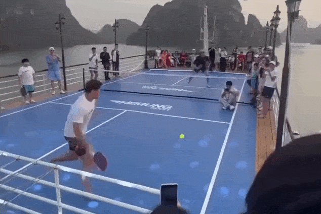 Cứu bóng khi chơi Pickleball trên tàu, du khách lao hẳn xuống biển