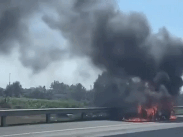 Mua xe hơi 100 triệu đồng, đang lái về nhà thì xe bốc cháy