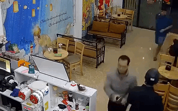 Người đàn ông cầm vật lạ xông vào quán trà sữa đập phá