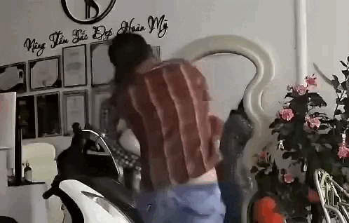 Phẫn nộ chồng đánh vợ dã man dù vợ đang bồng con nhỏ