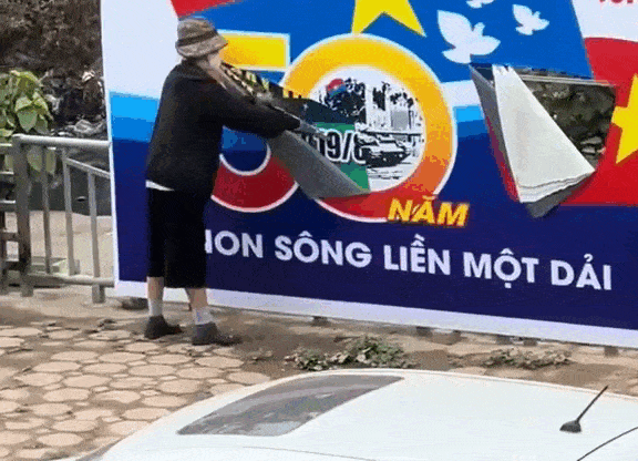 Xác minh người phụ nữ rạch panô mừng ngày Thống nhất Đất nước