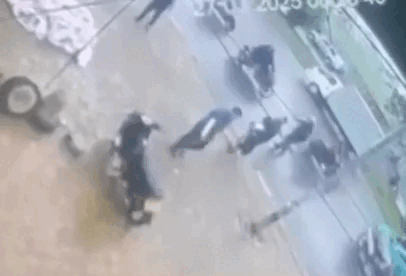 Nghẹt thở giây phút khống chế đối tượng dùng dao uy hiếp cháu bé