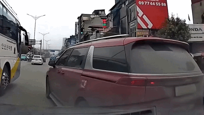 Tài xế ô tô chặn đầu, chửi bới sau chuyển làn bất thành