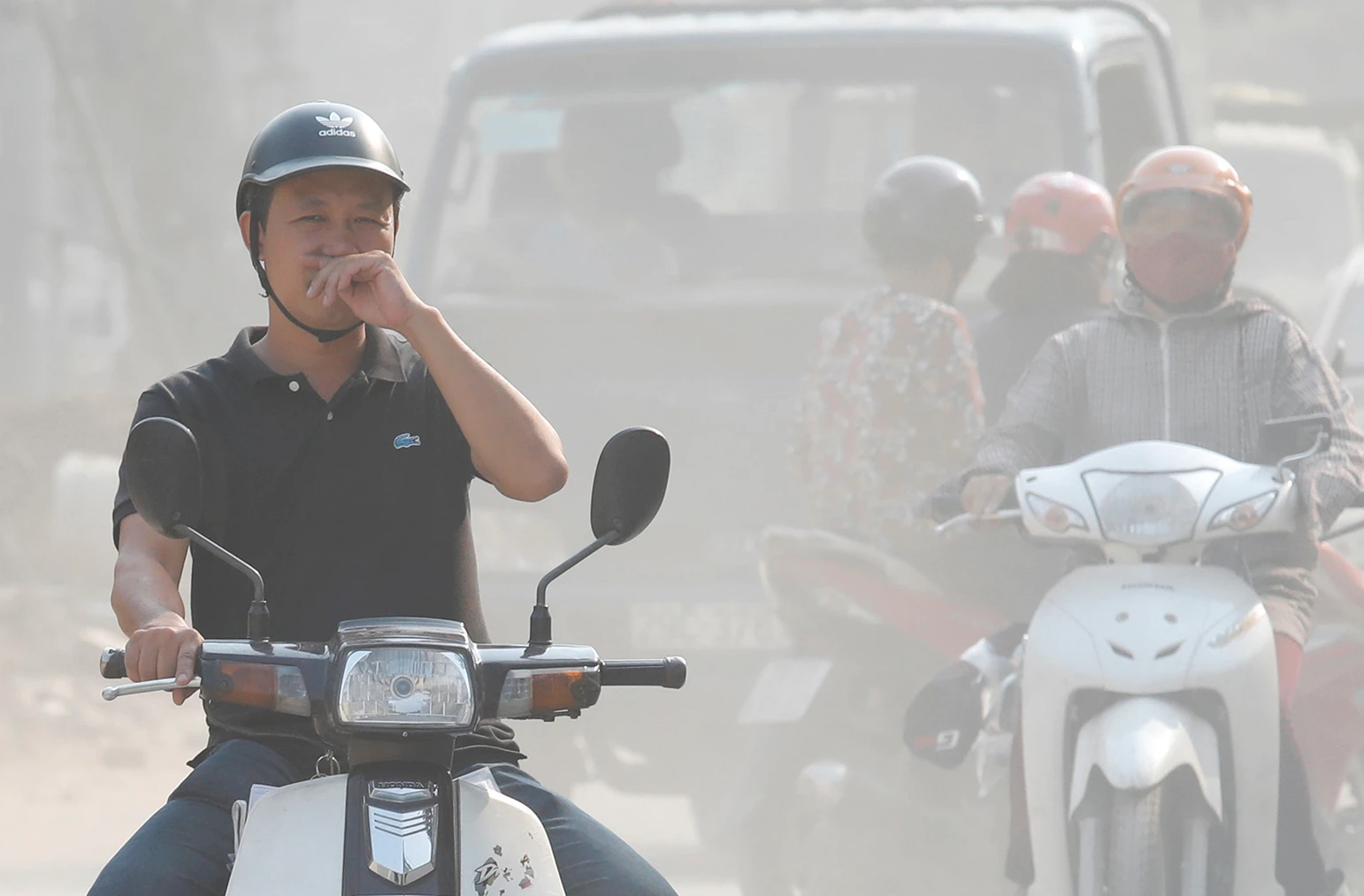 Cần làm gì để bảo vệ sức khỏe khi sống trong bụi mịn?