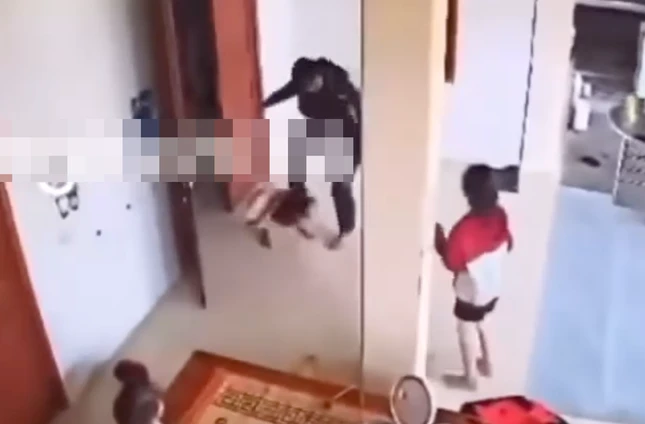 Người đàn ông đánh dã man vợ và các con bên mâm cơm