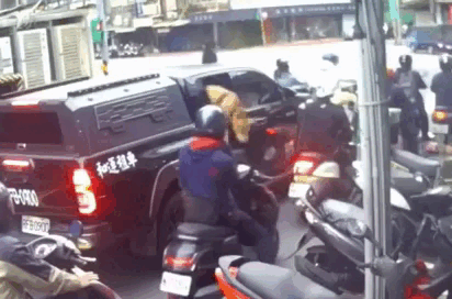 Chó Pitbull tự mở cửa xe hơi, lao ra cắn người đi xe máy