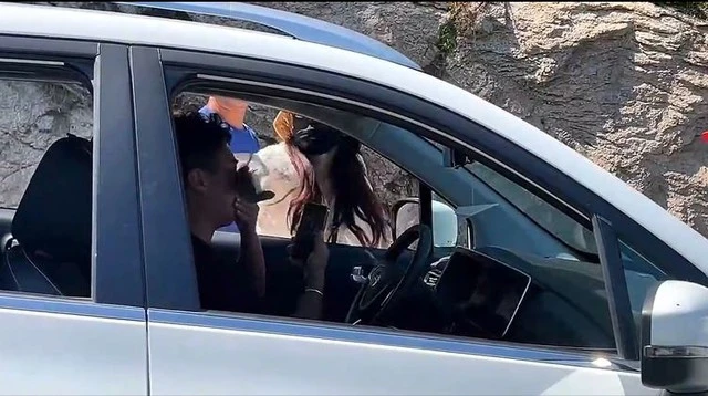 Đi ngược chiều gây tai nạn, nữ tài xế hung hăng đánh người