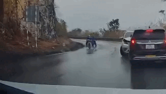 Cua gấp trên đèo, ô tô mất lái đâm thẳng mặt xe ngược chiều