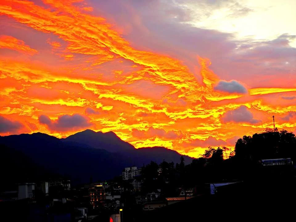 Trời mây đỏ rực như đổ lửa tại Lào Cai