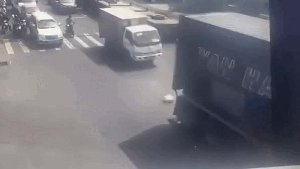 Nữ sinh đại học năm nhất tử vong vì va chạm với container