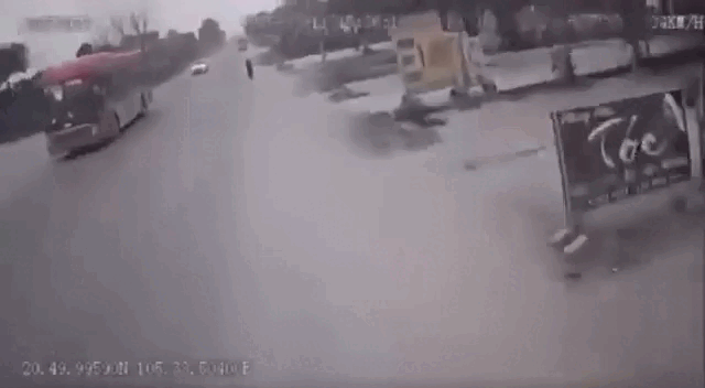 Tai nạn liên hoàn xe đầu kéo lật chắn ngang đường