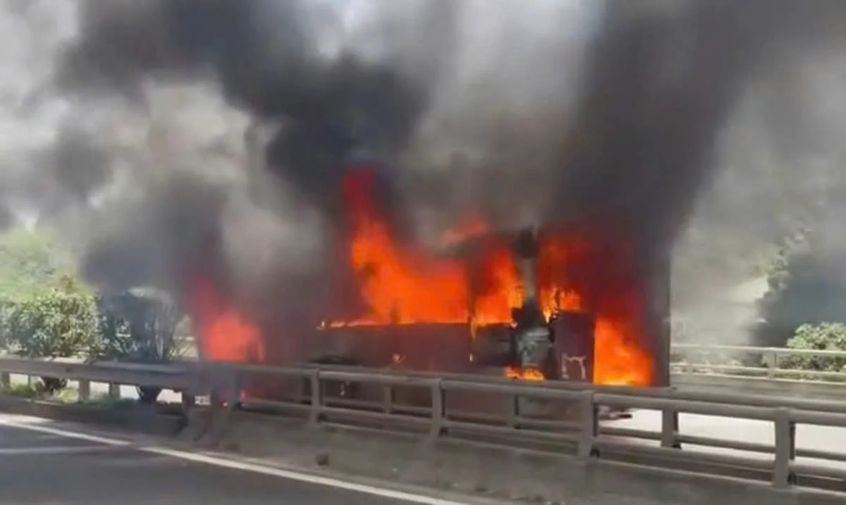 Xe tang bất ngờ cháy dữ dội trên cao tốc
