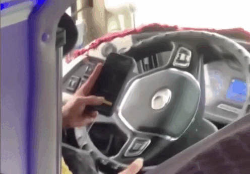 Xác minh clip tài xế xe giường nằm vừa lái vừa chơi game