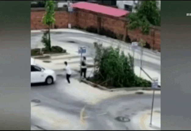 Thi bằng lái xe hơi, người phụ nữ tông thủng tường ở trường thi