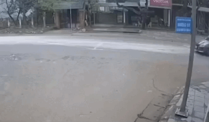 Va chạm giao thông kinh hoàng, nữ tài xế hoang mang