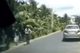 Đi bộ qua đường, người đàn ông bị 2 xe máy tông tử vong