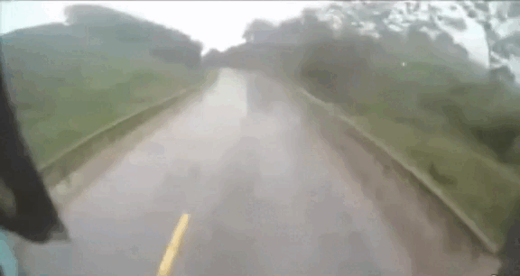 Đâm trực diện xe tải, 2 em học THCS đi xe máy thương vong