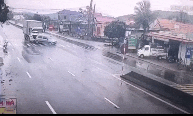 Hàng loạt xe mất lái “húc” vào nhau trên đường trơn trượt