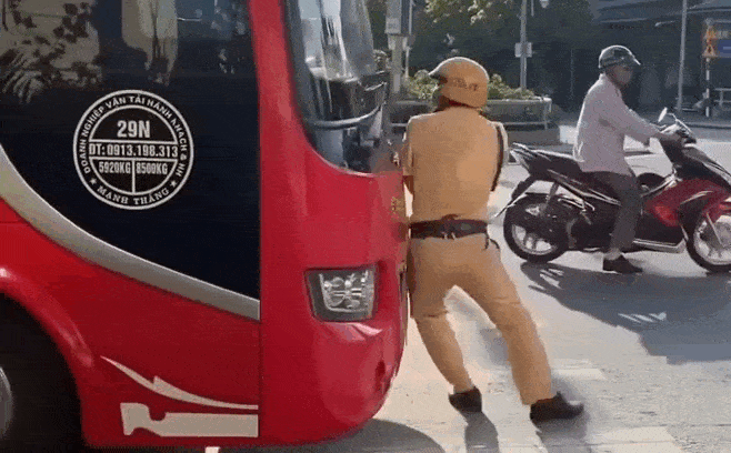 Tài xế xe khách húc CSGT để “thông chốt” ở Hải Dương