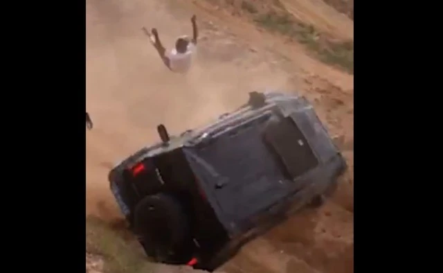 Ô tô lộn nhiều vòng lăn xuống dốc, tài xế văng ra khỏi xe