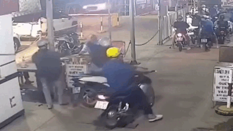 Giữ hình sự thanh niên không mua vé còn chém nhân viên soát vé