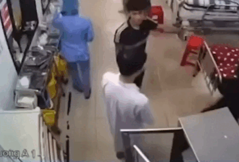 Nhân viên y tế bị con trai bệnh nhân đánh liên tiếp vào đầu