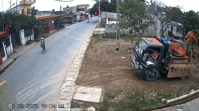 Thót tim hai thanh niên “xé gió”, tạt đầu xe đạp trong tích tắc