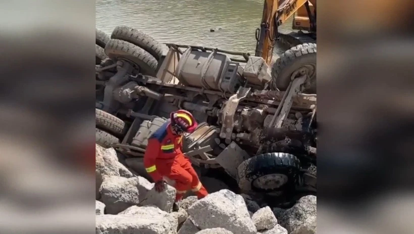 Xe trộn bê tông lật úp xuống sông, tài xế mắc kẹt 