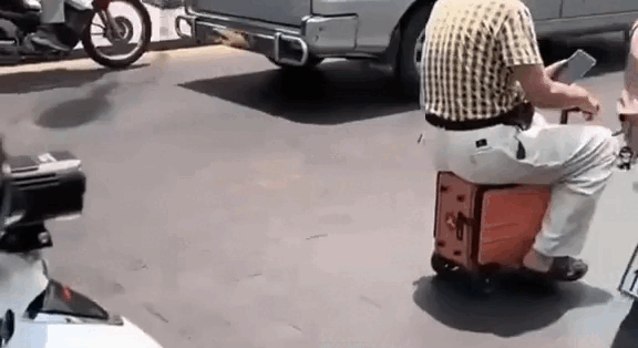 Cưỡi vali chạy giữa đường ở TPHCM người nước ngoài gây xôn xao