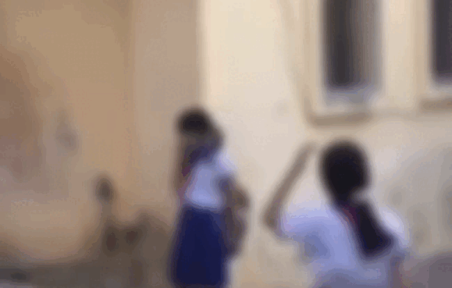 Xác minh nhóm nữ sinh tiểu học ‘phì phèo’ thuốc lá trong sân trường