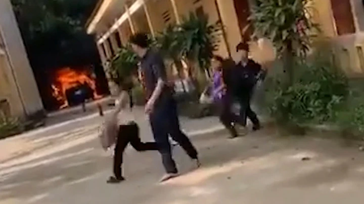 Xe hơi bốc cháy trong trường, học sinh bỏ chạy tán loạn