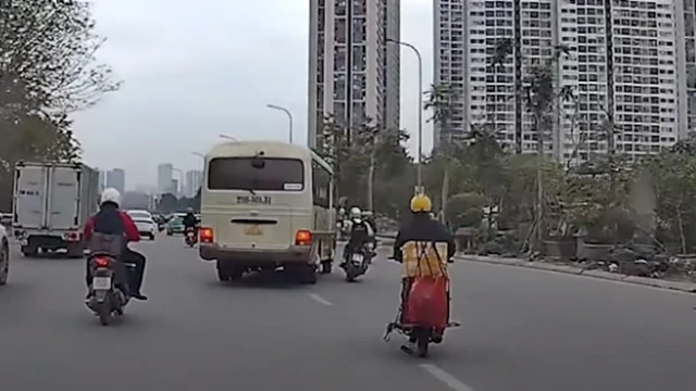 Tài xế xe khách chèn ép xe máy trên Đại lộ Thăng Long