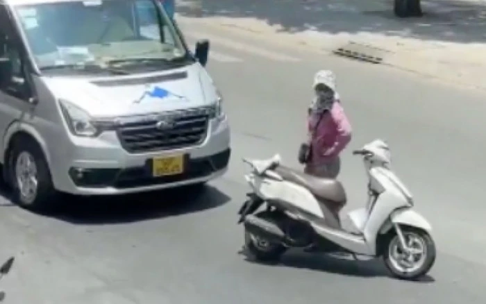 Nữ ‘Ninja Lead’ chặn đầu xe 16 chỗ để ‘nói chuyện’ hậu va chạm