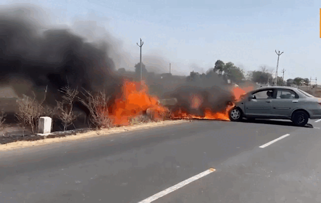 Ô tô bốc cháy sau va chạm, 4 người tử vong tại chỗ