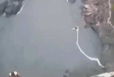 Cô gái rơi xuống sông cá sấu vì đứt dây bungee