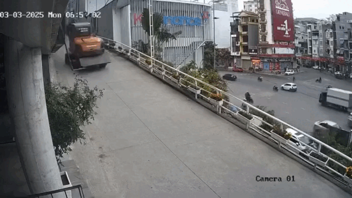 Xe máy xúc mất phanh trượt ngược bờ kè, tài xế tử vong