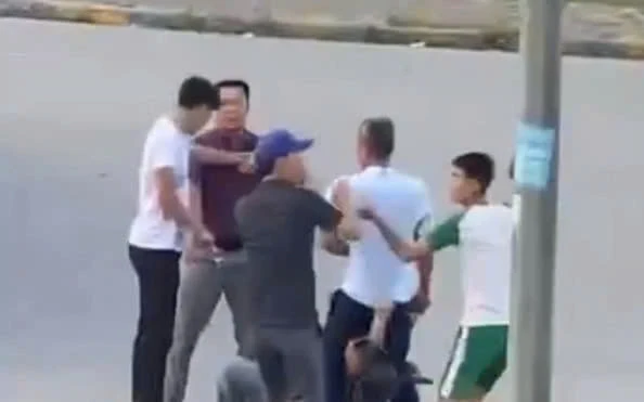 Tài xế, phụ xe bị nhóm người đánh hội đồng dã man giữa đường