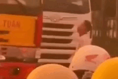 Xác minh nam thanh niên chặn đầu, đập kính xe cứu hộ