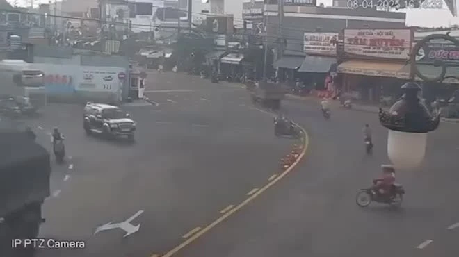 Bị cuốn vào gầm xe tải, người đàn ông sống sót kỳ diệu