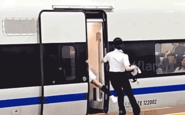 Người phụ nữ chặn cửa tàu để chờ người thân gây phẫn nộ