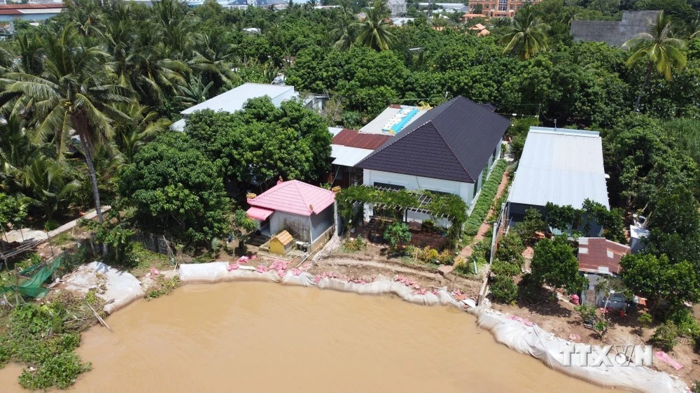 Khắc phục tạm thời điểm sạt lở nghiêm trọng ở Đồng Tháp