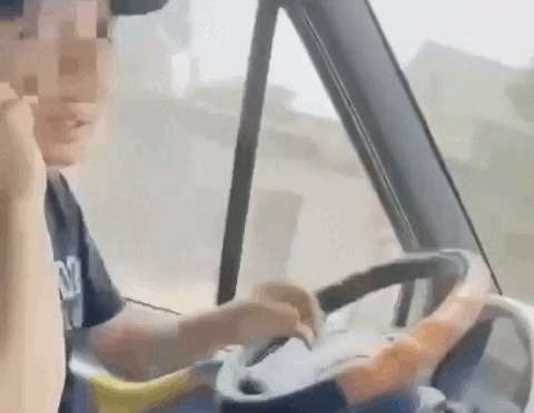 Hãi hùng tài xế vừa chở khách vừa 2 tay cầm 2 điện thoại