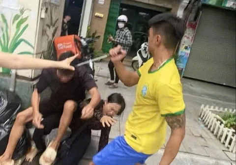 Tài xế ô tô dùng hung khí và đánh nhiều người 