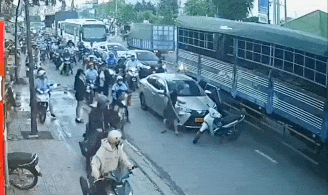 Thanh niên hành hung tài xế, đập vỡ kính ô tô sau va chạm