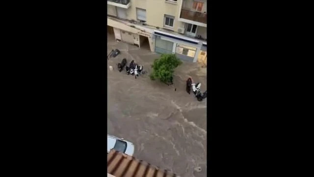 Đường phố của Pháp thất thủ vì nước lũ tấn công