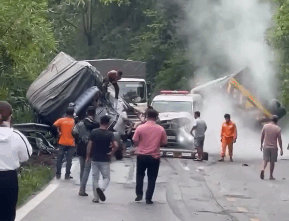 Tai nạn liên hoàn trên đèo Bảo Lộc, hoá chất tràn khắp mặt đường