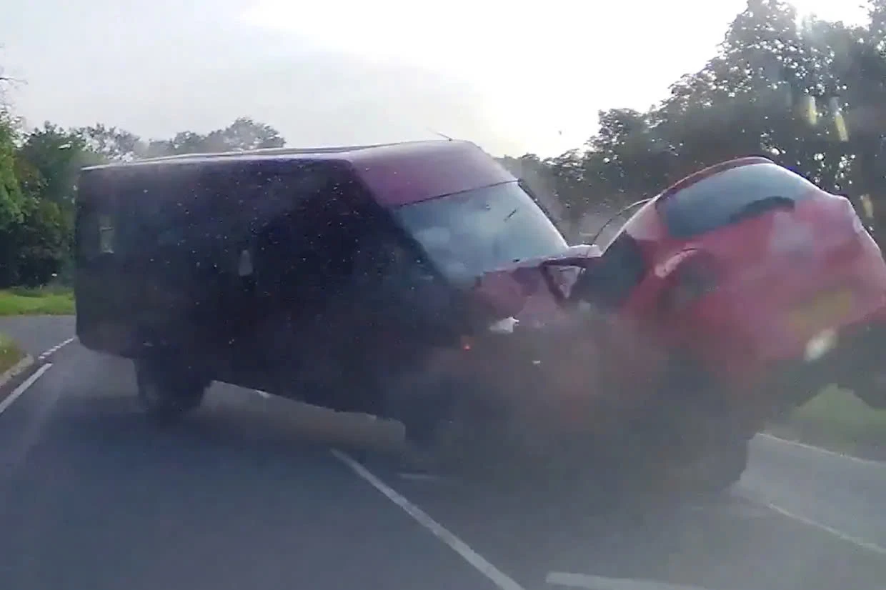 Xe khách chạy ngược chiều va chạm kinh hoàng với xe con