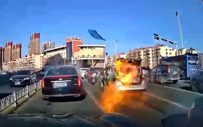 Xe taxi bất ngờ phát nổ khi đang dừng đèn đỏ