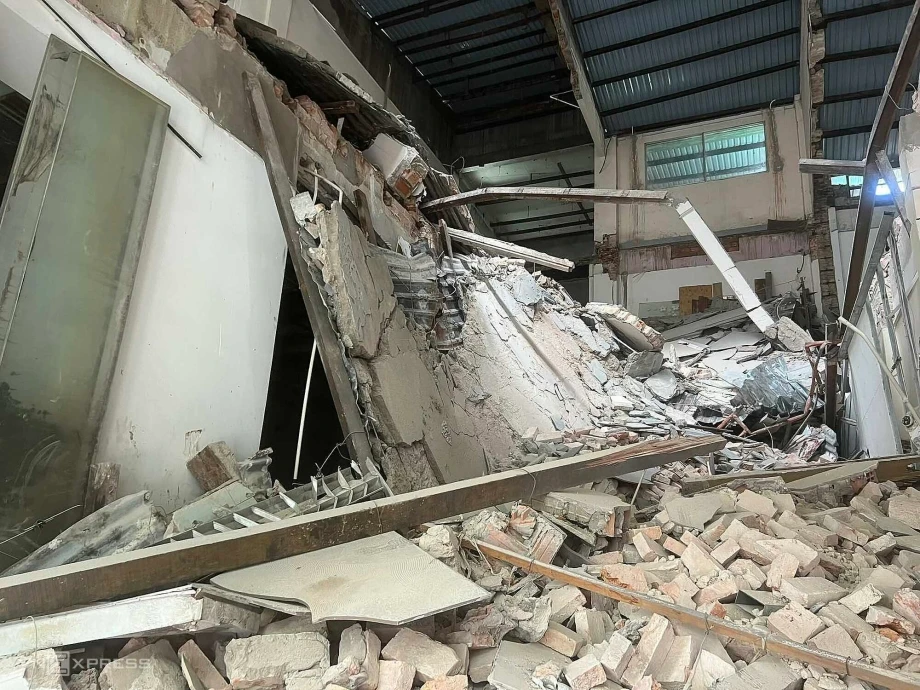 Sập nhà ngay trung tâm TPHCM, một công nhân bị thương nặng