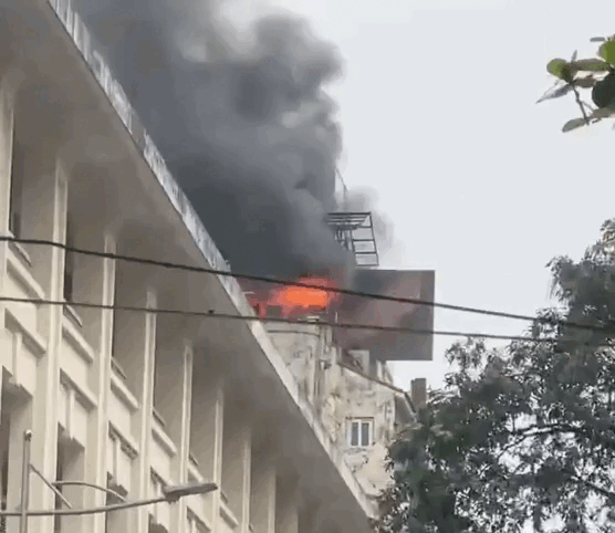 Cháy nhà gần trường tiểu học trên phố, sơ tán hàng trăm học sinh